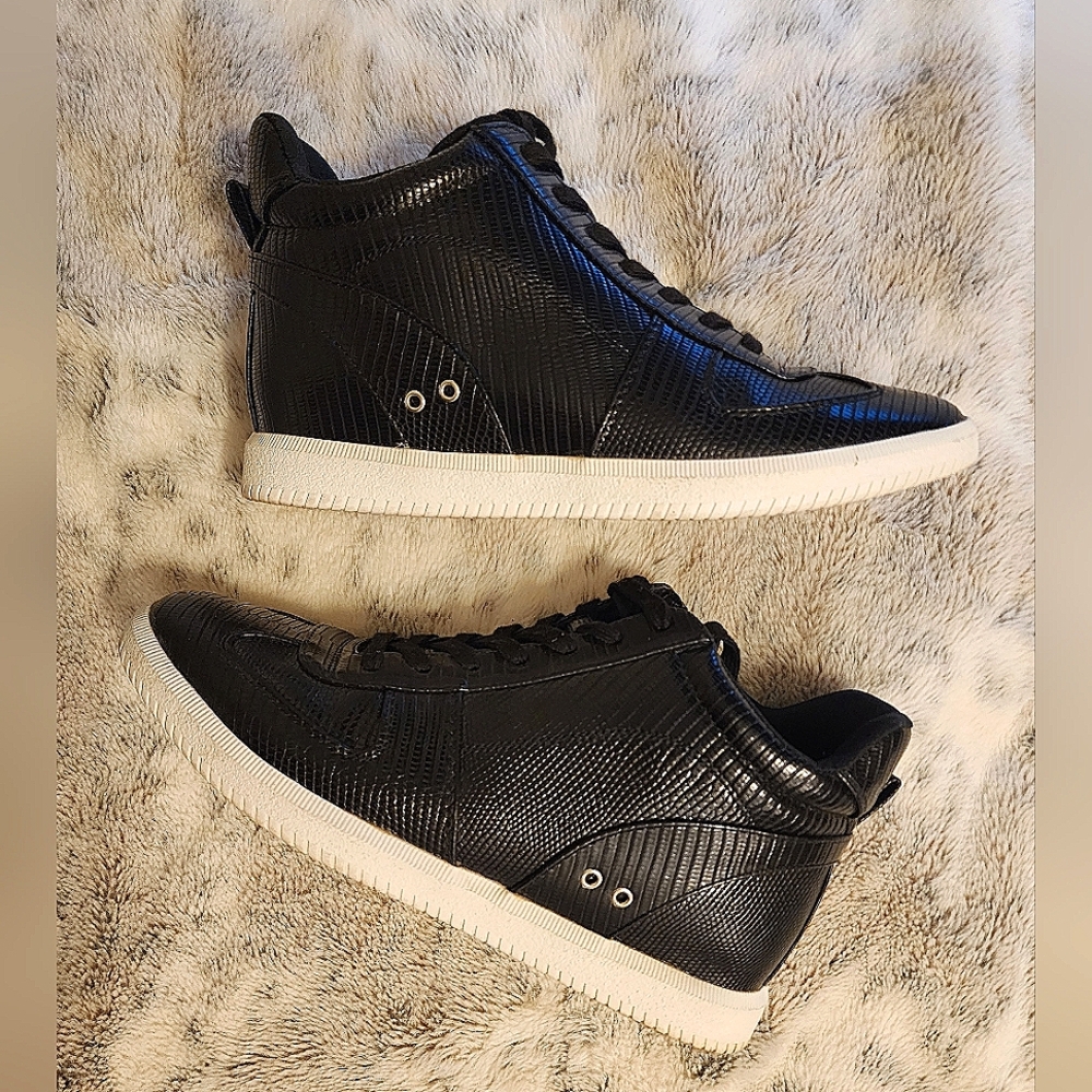 True Craft Size 7.5 Black Textured High-Top Sneakers